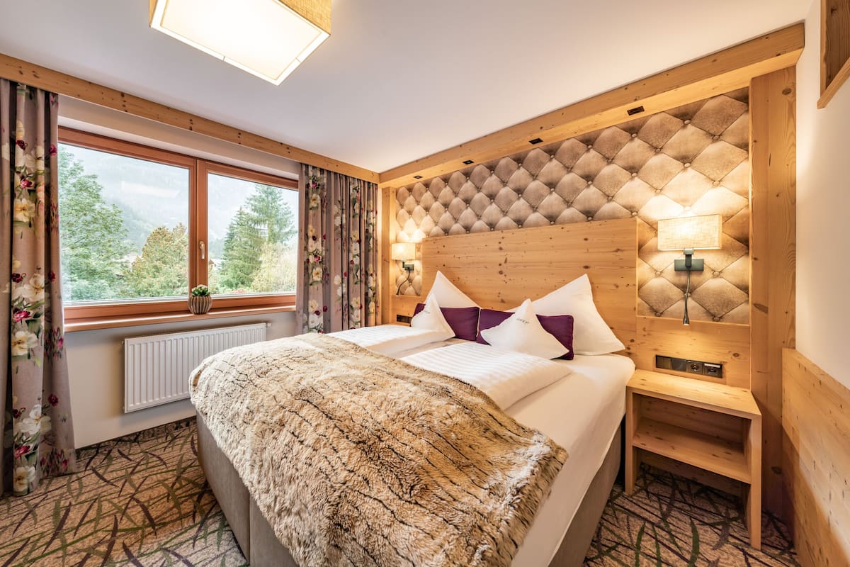 Suite, 2 Schlafzimmer, Balkon, Bergblick | 1 Schlafzimmer, Zimmersafe, Schreibtisch, Verdunkelungsvorhänge