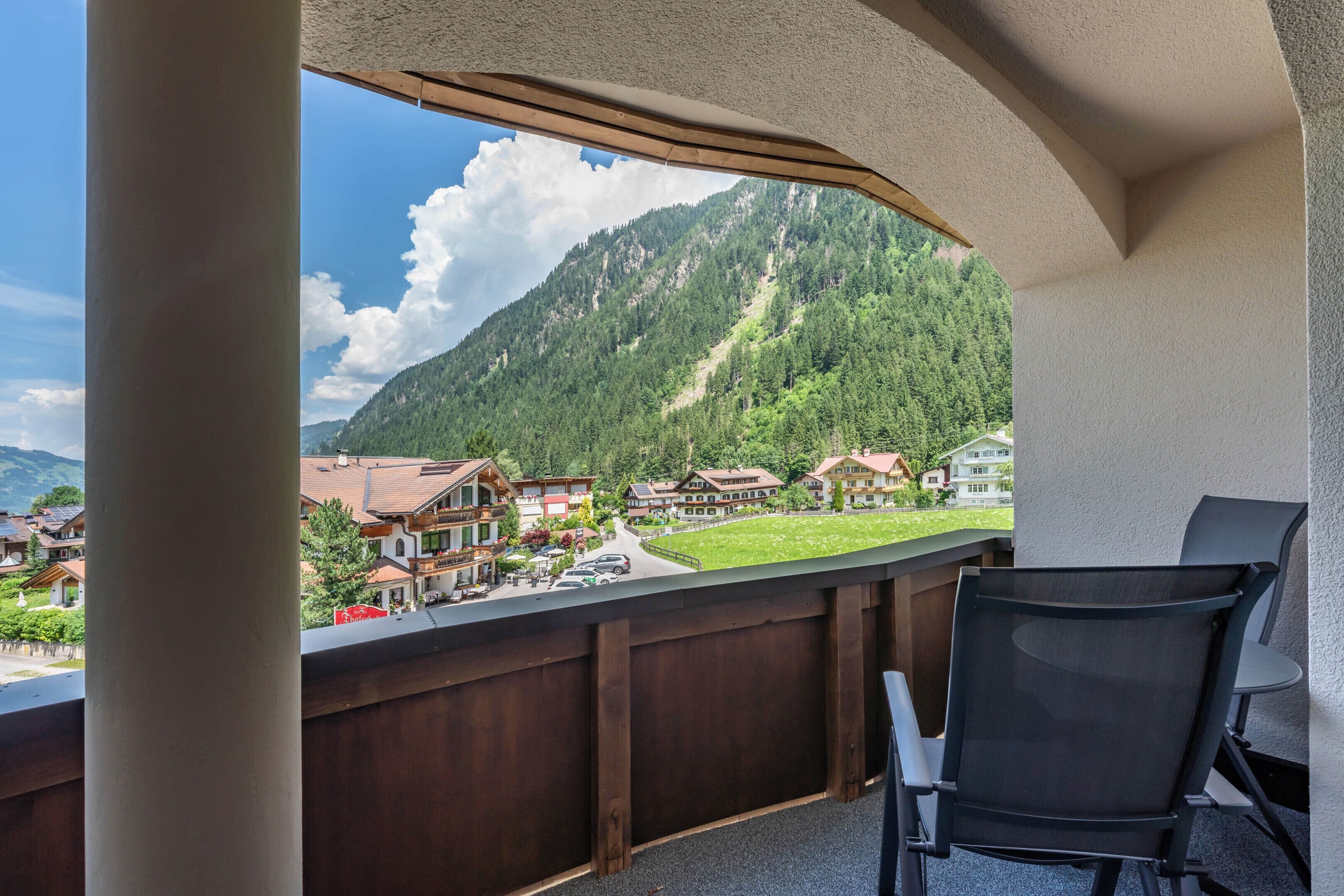 Ein Balkon mit Blick auf einen Berg und ein Dorf.