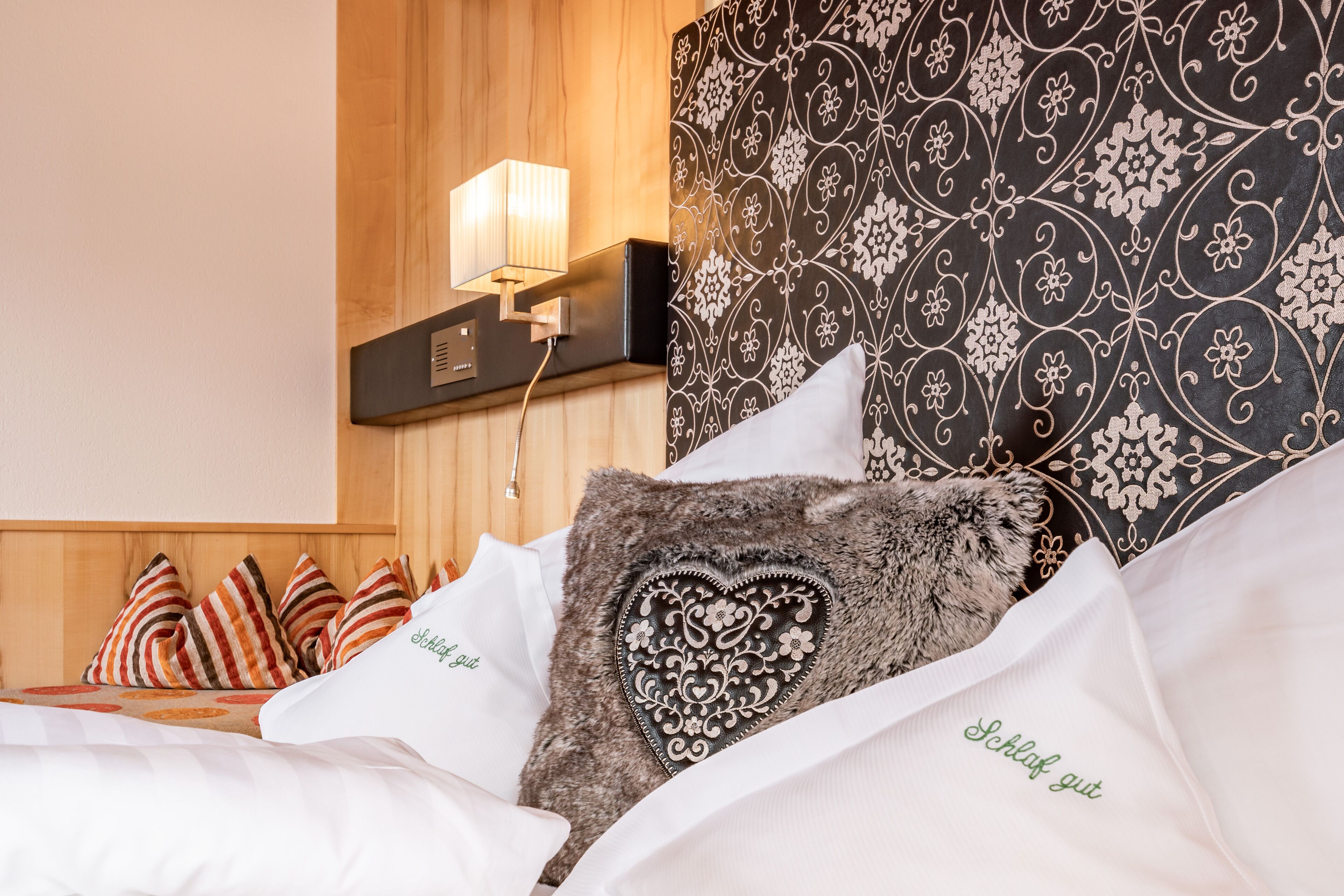 Dobbeltrom – standard, balkong | Safe på rommet, skrivebord, blendingsgardiner og wi-fi (inkludert)