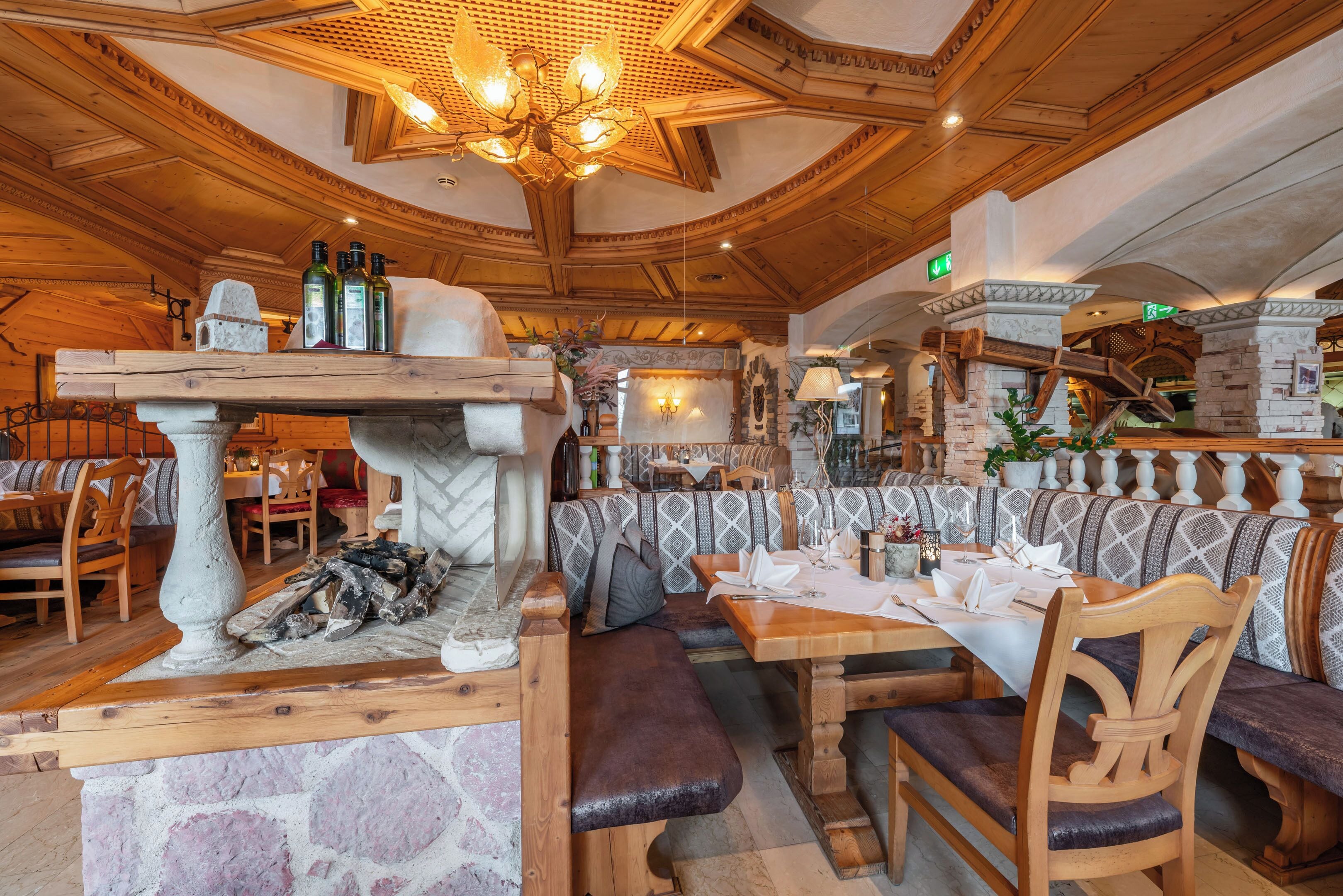 Un intérieur en bois, avec des murs en pierre, des bancs en bois et des tables.
