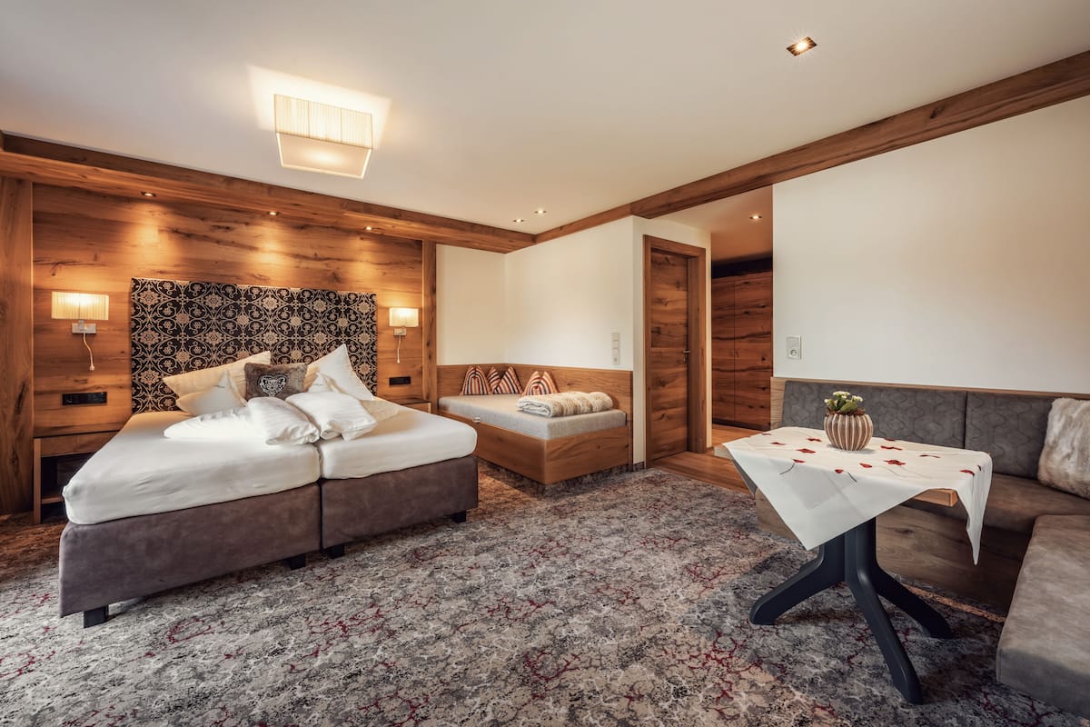 Superior-Doppelzimmer, Balkon, Bergblick | 1 Schlafzimmer, Zimmersafe, Schreibtisch, Verdunkelungsvorhänge