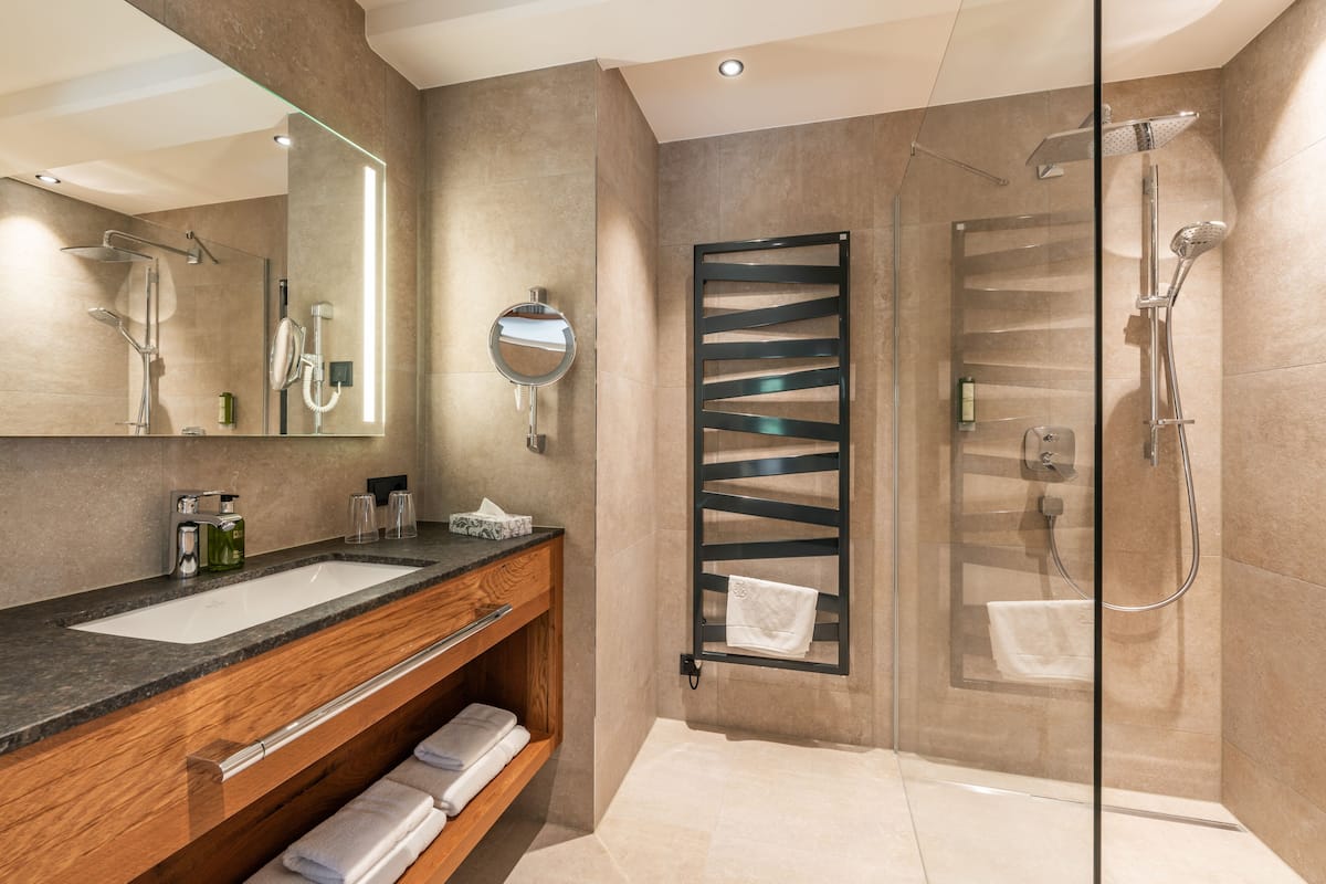 Deluxe-Doppelzimmer, Balkon | Badezimmer | Dusche, kostenlose Toilettenartikel, Haartrockner, Hausschuhe