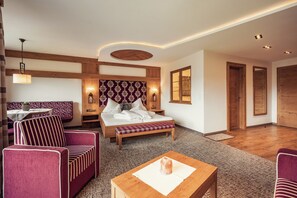 Dobbeltrom – superior, balkong, fjellutsikt | Safe på rommet, skrivebord, blendingsgardiner og wi-fi (inkludert)