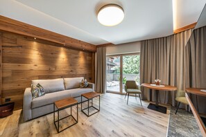 Dobbeltrom – deluxe, balkong | Safe på rommet, skrivebord, blendingsgardiner og wi-fi (inkludert)