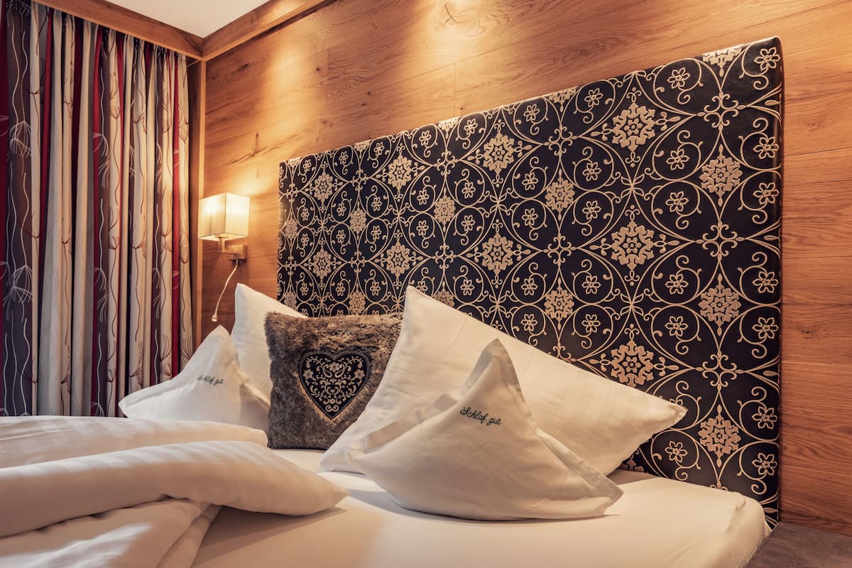 Comfort-Doppelzimmer, Balkon | 1 Schlafzimmer, Zimmersafe, Schreibtisch, Verdunkelungsvorhänge