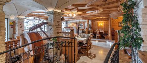 Breakfast, lunch, dinner served; international cuisine