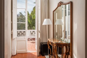 Firemannsrom, terrasse | Minibar, safe på rommet, wi-fi (inkludert) og sengetøy