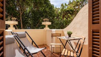 Kamer, 1 twee- of 2 eenpersoonsbedden, terras | Een minibar, een kluis op de kamer, gratis wifi, beddengoed