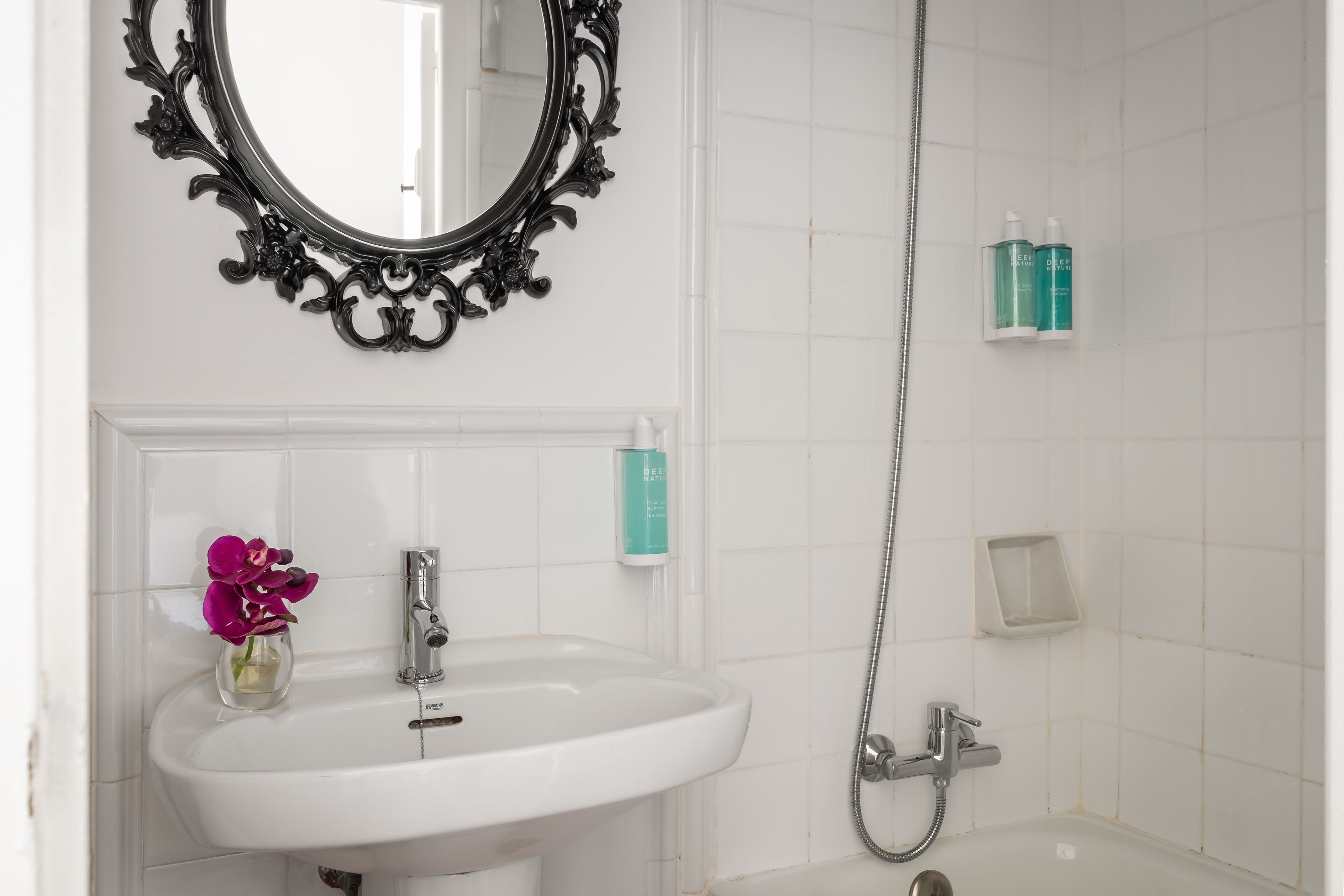 combined shower/bathtub, eco-friendly toiletries, hair dryer, towels