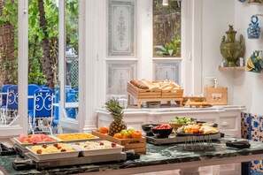 Daily buffet breakfast (EUR 12 per person) - Hotel Medium Romàntic (Sitges)