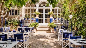 Desayuno buffet diario (EUR 12 por persona)