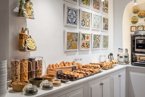 Tägliches Frühstücksbuffet gegen Gebühr