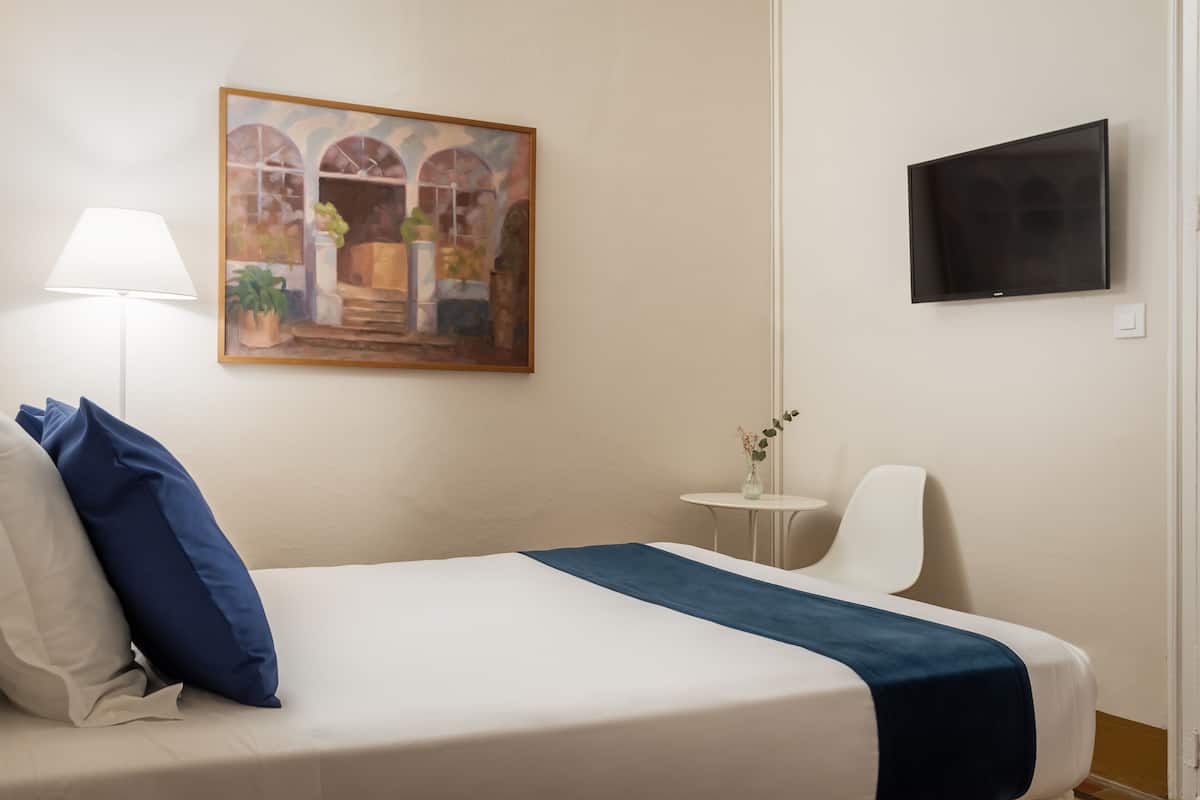 Economy Double Room (interior) | Minibar, in-room safe, free WiFi, bed sheets