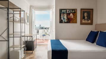 Driepersoonskamer, terras | Een minibar, een kluis op de kamer, gratis wifi, beddengoed