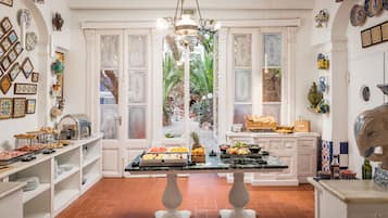 Desayuno buffet diario (EUR 12 por persona)