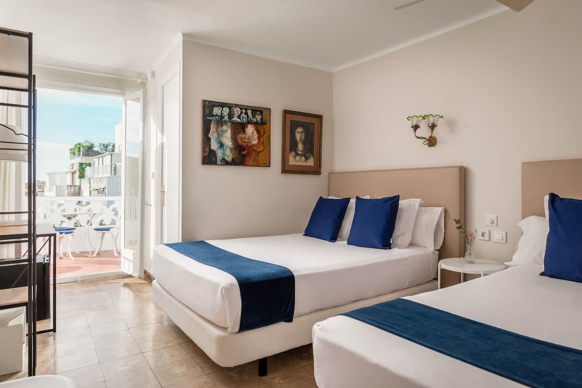 Triple Room, Terrace | Minibar, in-room safe, free WiFi, bed sheets