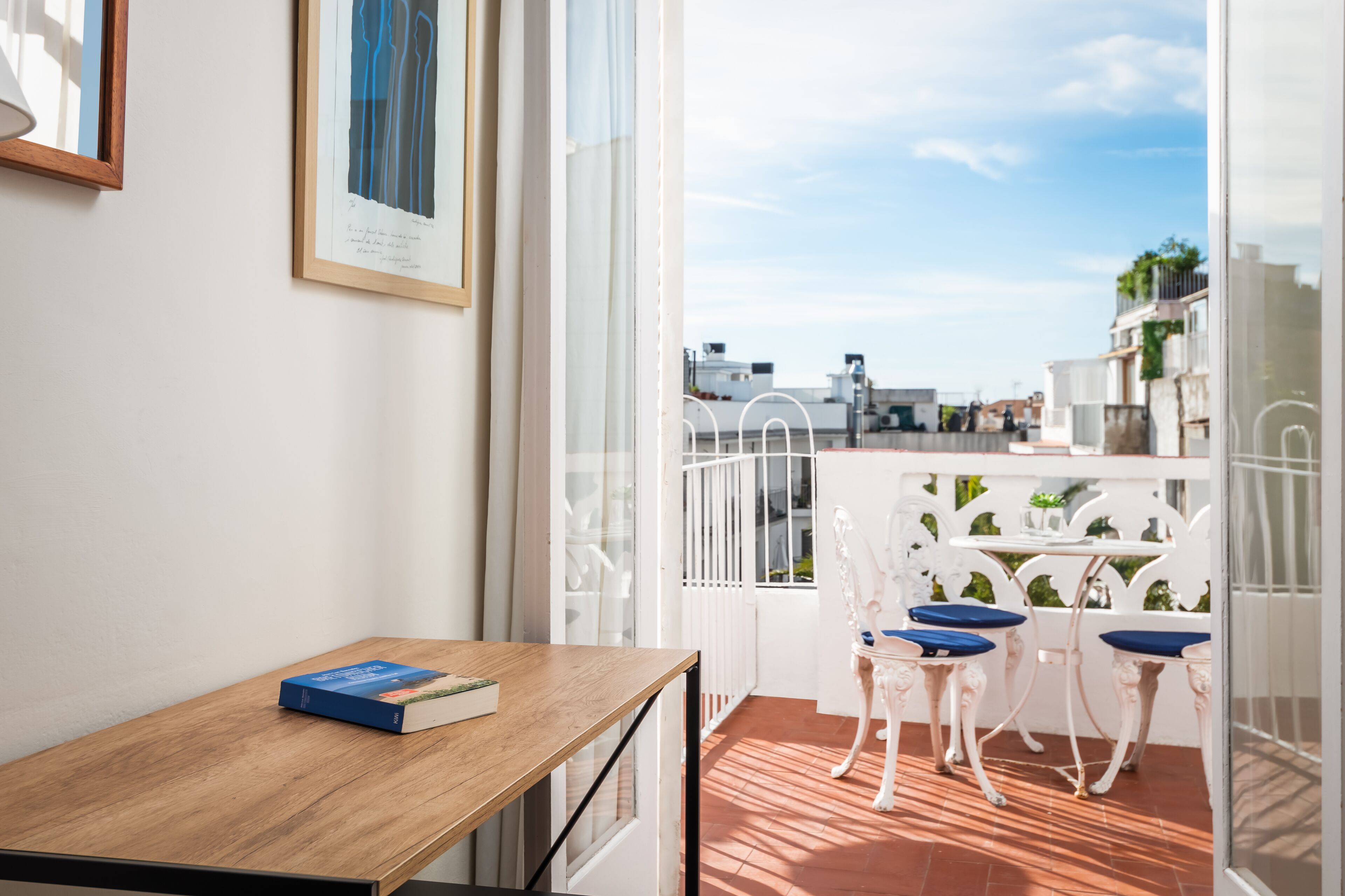 Driepersoonskamer, terras | Een minibar, een kluis op de kamer, gratis wifi, beddengoed