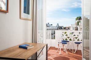 Tremannsrom, terrasse | Minibar, safe på rommet, wi-fi (inkludert) og sengetøy