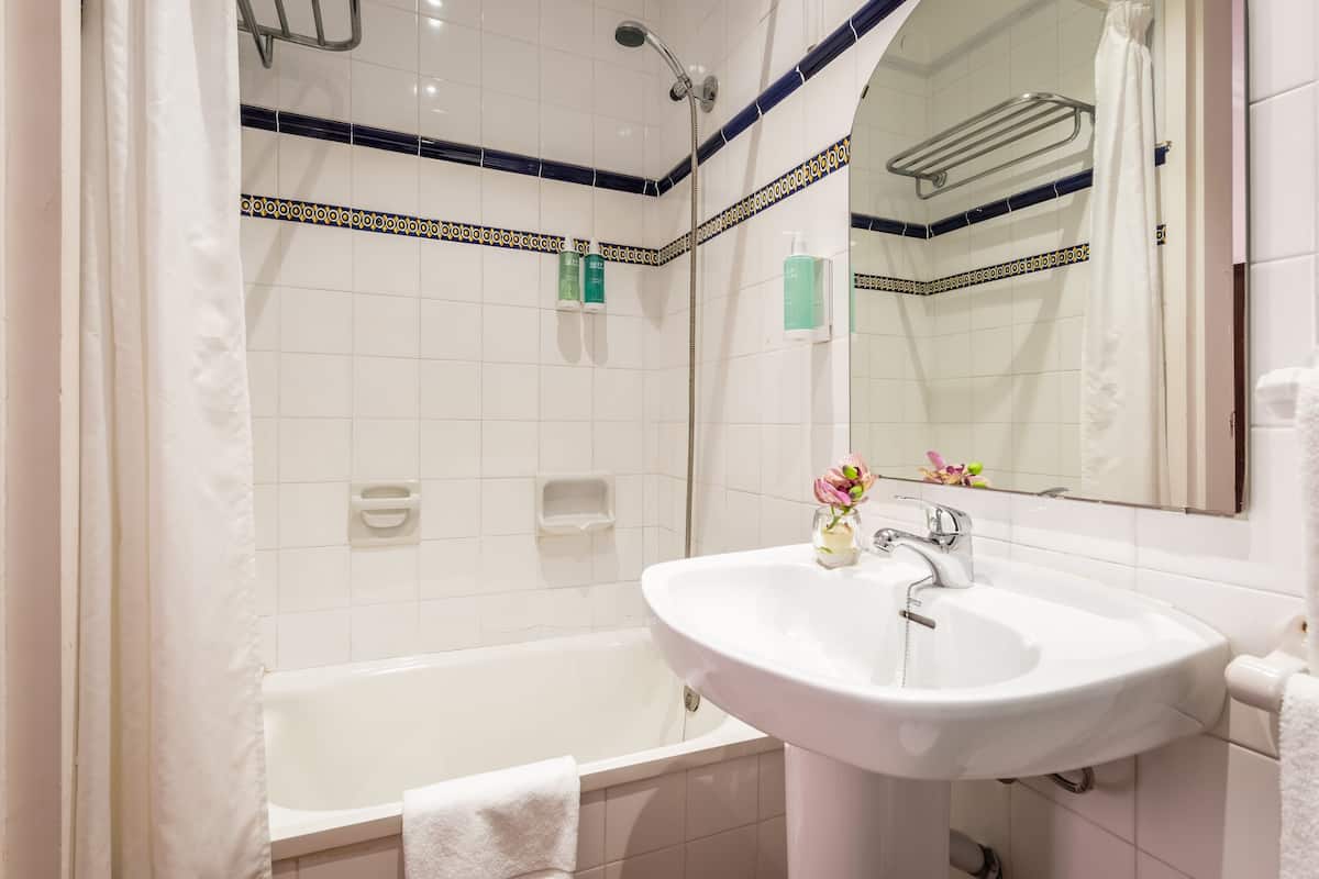 combined shower/bathtub, eco-friendly toiletries, hair dryer, towels