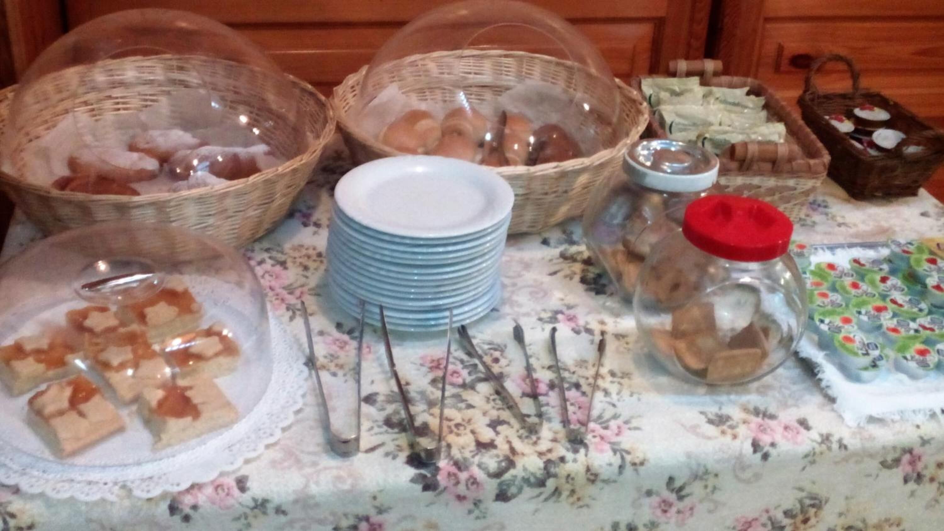 Ein Buffet mit verschiedenen Speisen und Geschirr.