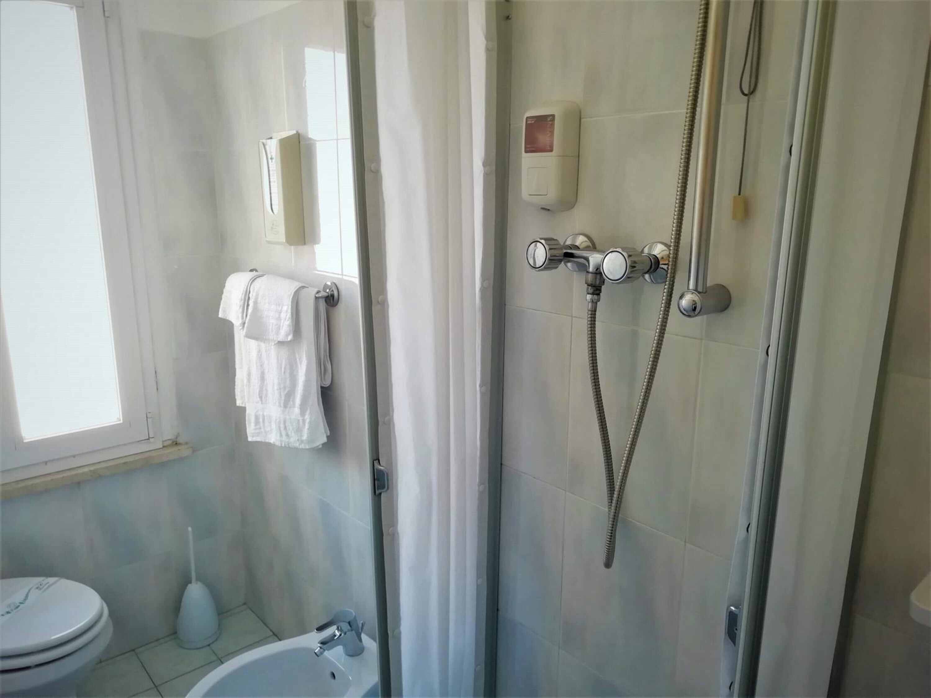 Ducha, artículos de tocador gratuitos, secador de pelo, bidet