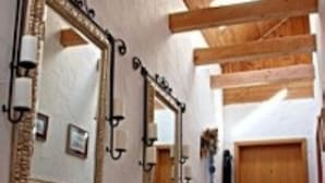 A hallway with wooden beams, a mirror, and a door. - Gäste- und Boardinghaus Klara Birnbaum (Erlangen)