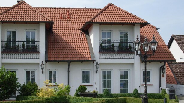 A two-story building with a red-tiled roof, white walls, and multiple windows. - Gäste- und Boardinghaus Klara Birnbaum (Erlangen)