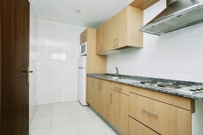 Apartamento estándar, 2 habitaciones | Cocina privada | Frigorífico grande, microondas y placa de cocina