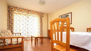 Standard-Apartment, 2 Schlafzimmer | Essbereich im Zimmer