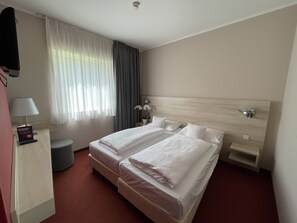 Premium bedding, desk, blackout drapes, soundproofing - Serways Hotel Spessart Sud (Weibersbrunn)