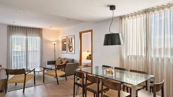 Ático Premium, 4 habitaciones, vistas a la ciudad (6-8 adults) | Edredones de plumas, colchones con acolchado adicional, caja fuerte