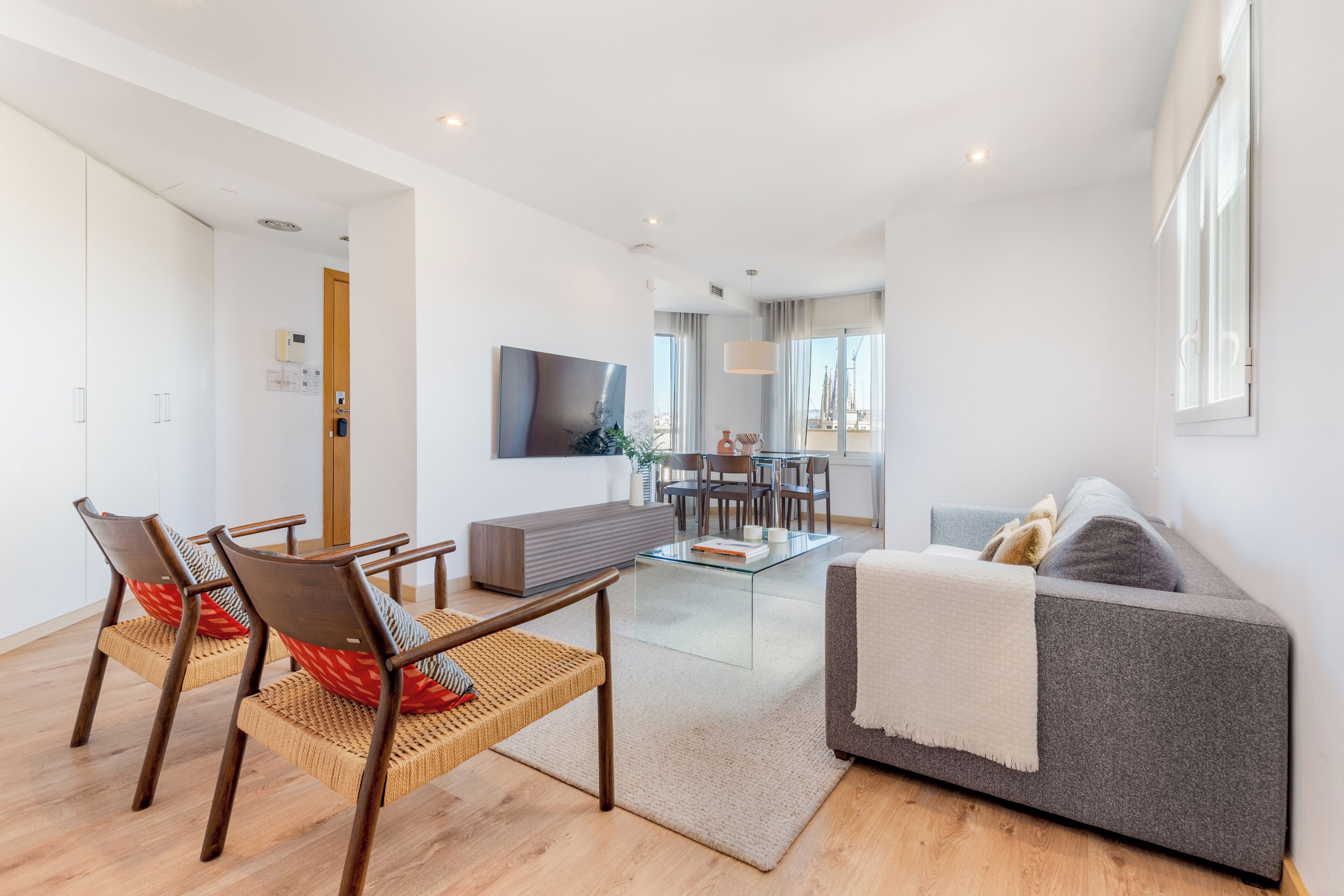 Ático, 3 habitaciones, vistas a la ciudad (4-6 adults) | Zona de estar | Smart TV de 37 pulgadas con canales digitales