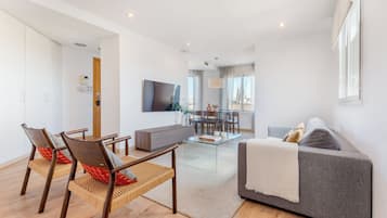 Ático, 3 habitaciones, vistas a la ciudad (4-6 adults) | Zona de estar | Smart TV de 37 pulgadas con canales digitales