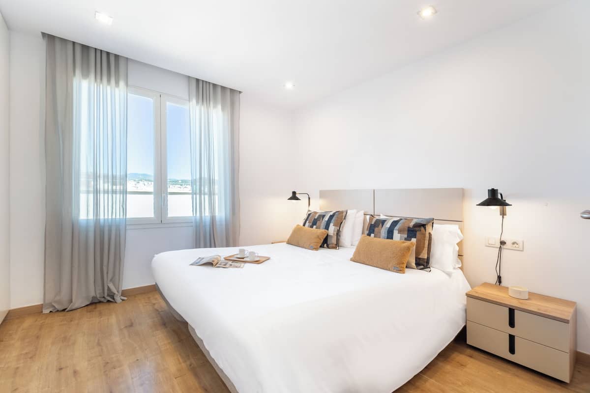 Penthouse, 2 chambres, vue ville (2-4 adults) | Couette en duvet d'oie, surmatelas, coffres-forts dans les chambres