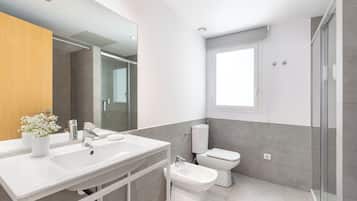 Premium Penthouse, 4 Bedrooms, City View (6-8 adults) | Bathroom | Separate tub and shower, hair dryer, bidet, towels