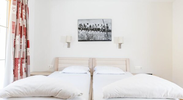 A double bed with white linens in a hotel room. - A CASA Residenz (Soelden)