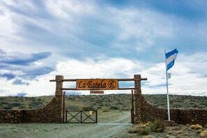 Una reja rústica con un letrero que dice 'La Estela'.