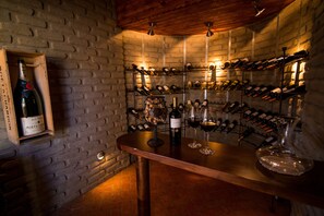 Una bodega con estantes de madera y una barra de bar de madera.