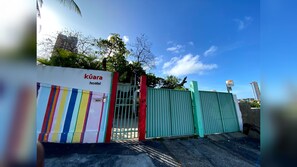 Vista frontal de la propiedad