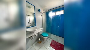 A bathroom with a sink, toilet, and shower. - Kuara Hostel Natal (Parnamirim)