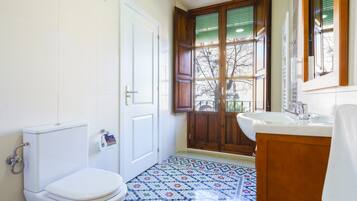 Habitación doble superior | Baño | Ducha, artículos de higiene personal gratuitos y secador de pelo
