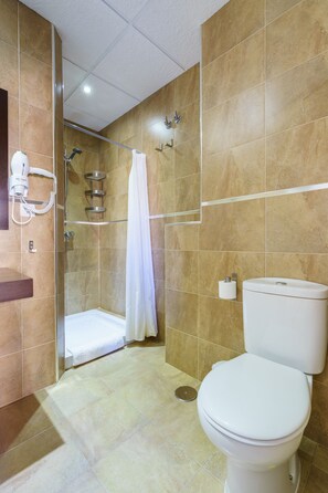 Superior Triple Room | Bathroom | Shower, free toiletries, hair dryer, towels - La Perla Granada Suites (Granada)