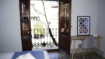 Habitació doble superior | Cobrellits, escriptori i espai de treball apte per a portàtils