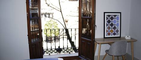 Habitación doble superior | Edredón, escritorio y espacio para trabajar con laptop