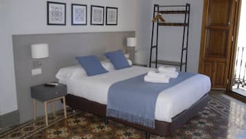 Habitació doble superior | Cobrellits, escriptori i espai de treball apte per a portàtils