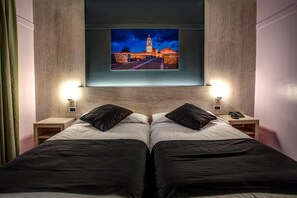 Een bureau, gratis wifi, beddengoed