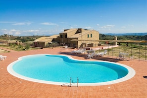 Kolam renang terbuka