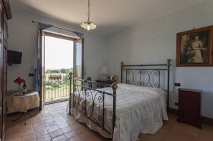 Habitación doble, vistas al lago | Tabla de planchar con plancha, cunas (de pago), camas supletorias
