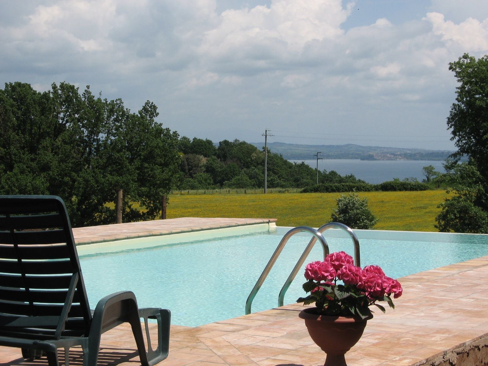 Una piscina al aire libre de temporada, sombrillas