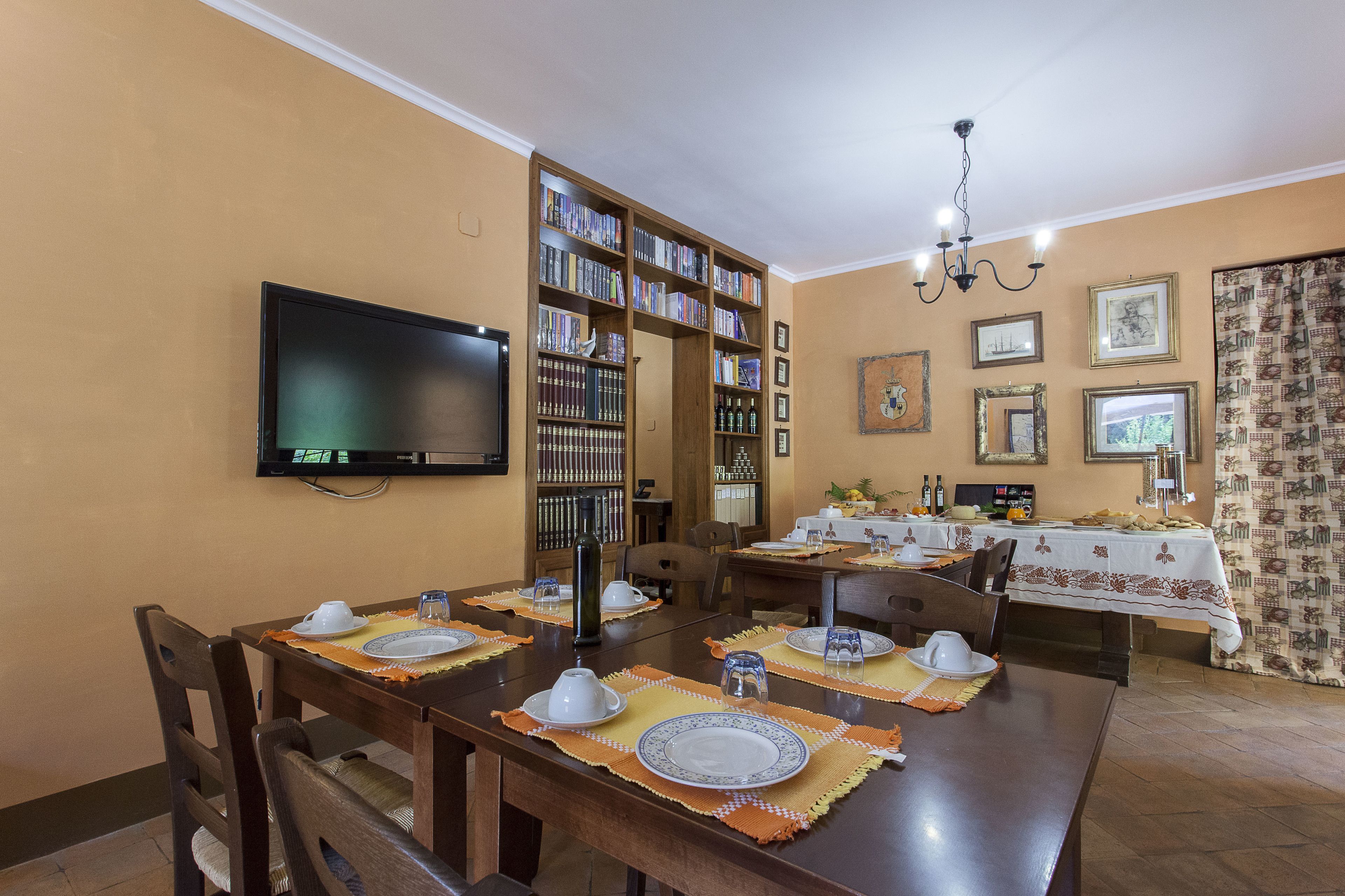 Daily continental breakfast (EUR 5.5 per person)